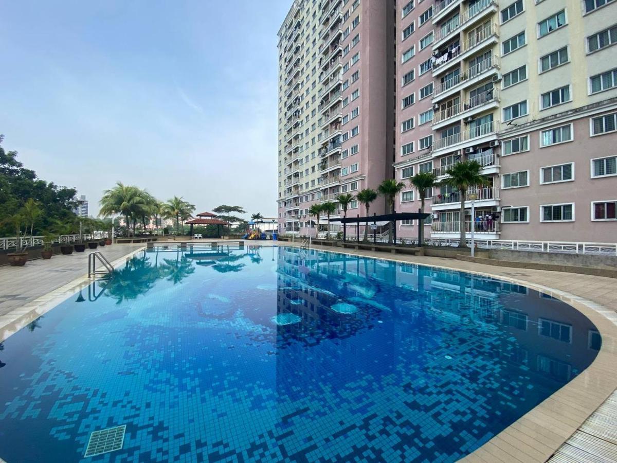 Homestay Juta Mines Seri Kembangan Balakong Serdang Lama Bagian luar foto