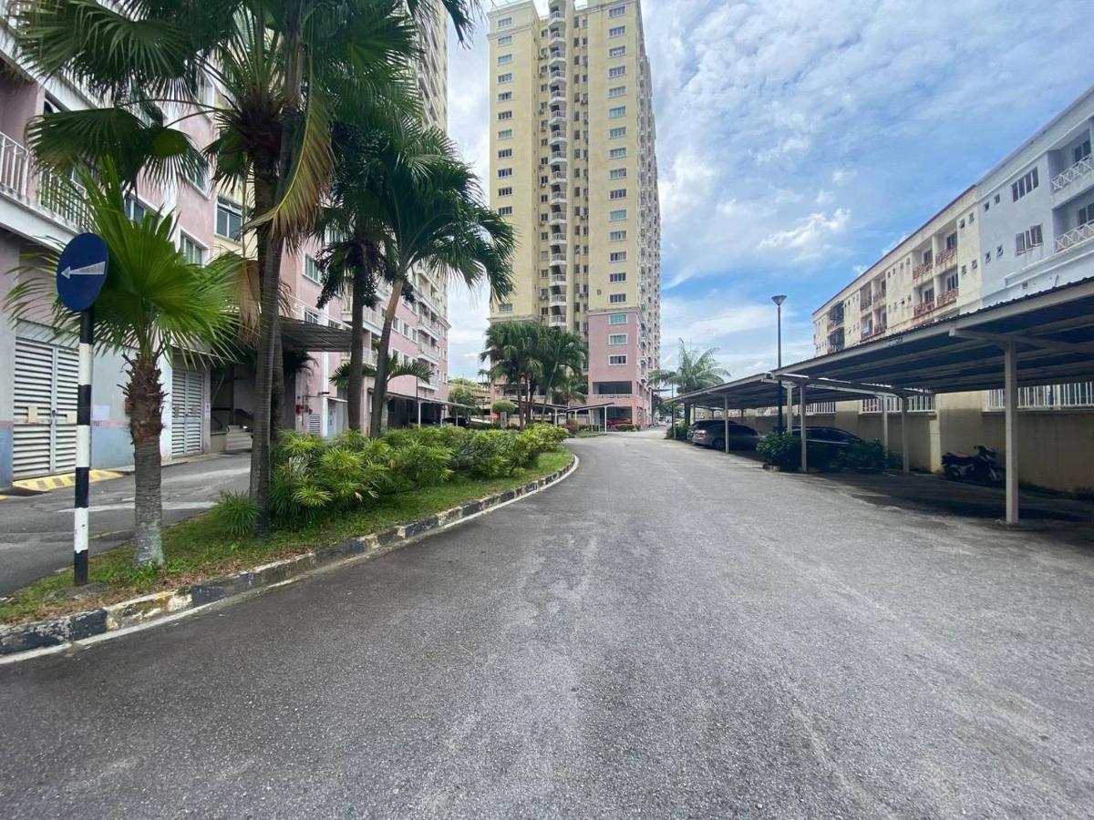 Homestay Juta Mines Seri Kembangan Balakong Serdang Lama Bagian luar foto